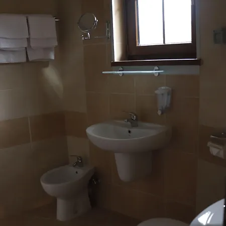 Hotel Roots And Wine Bar