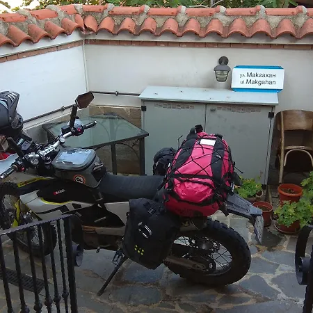 Hotel Roots And Wine Bar 3*