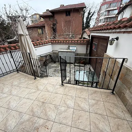 Roots Old Town Hotel 3*