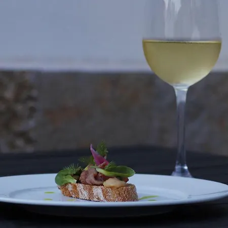 Hotel Roots And Wine Bar