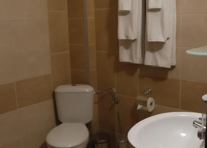 Roots And Wine Bar 酒店 3*