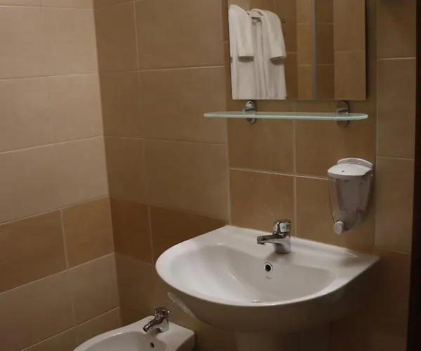 Roots And Wine Bar 酒店 3*