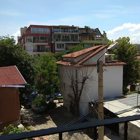 Roots Old Town Отель