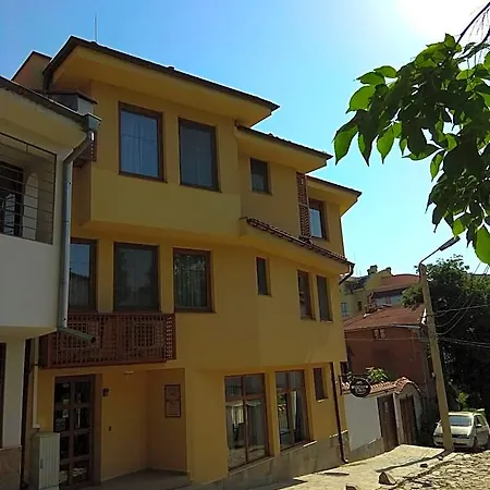 Roots Old Town 호텔 3*