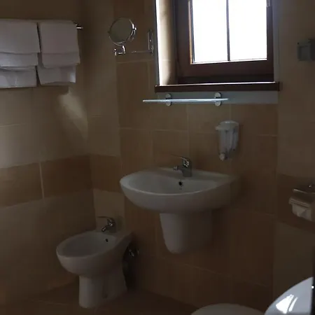 Hotel Roots And Wine Bar 3*