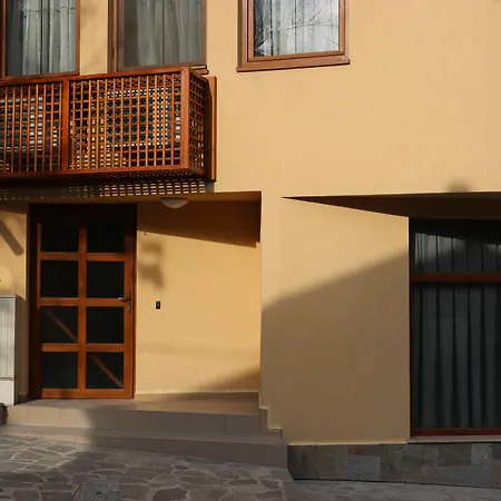 Hotel Roots And Wine Bar