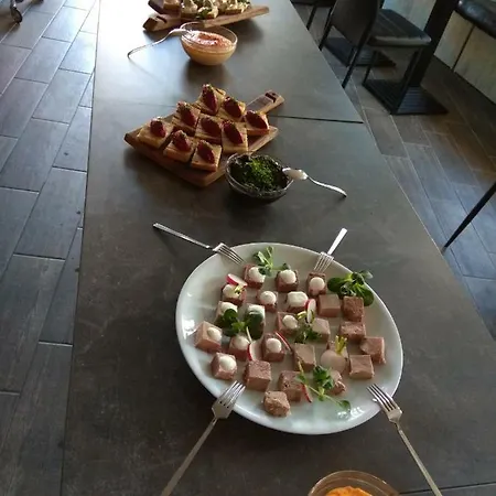 Hotel Roots And Wine Bar 3*