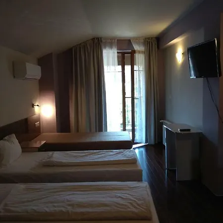 Hotel Roots And Wine Bar