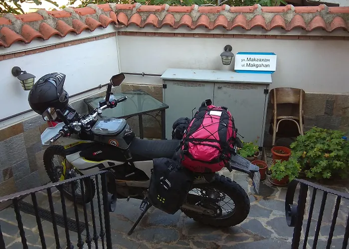 Hotel Roots And Wine Bar 3*