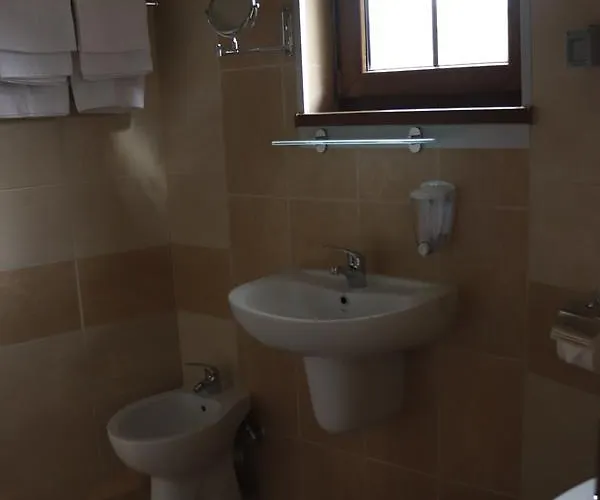 Hotel Roots And Wine Bar 3*