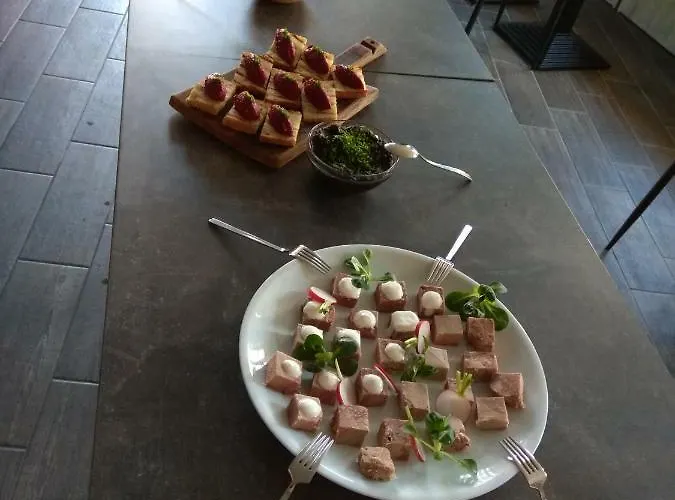 Hotel Roots And Wine Bar 3*