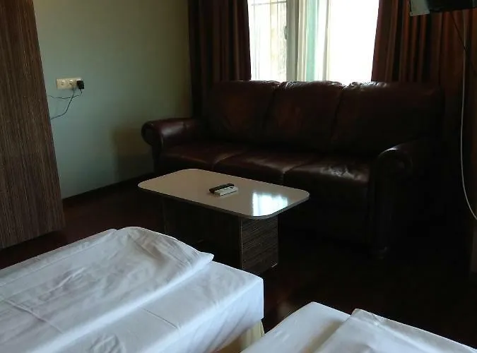 Hotel Roots And Wine Bar 3*